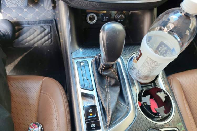 Used CHANGAN CS95 2017 2.0T Two-Wheel Drive Zhitu Edition Gear Lever
