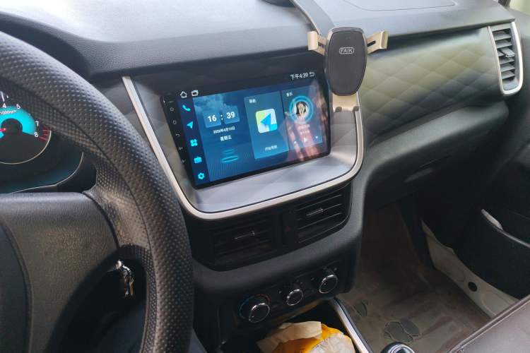 Used Jinbei Gold Hiace 2023 1.5L Passenger Vehicle Engineering Lion 5/6/7 Seater Audio And AC Panel