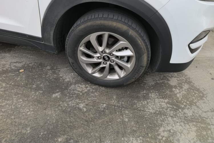 Used Hyundai Tucson 2015 1.6T Dual-Clutch Two-Wheel-Drive Smart Model Right Front Wheel Hub