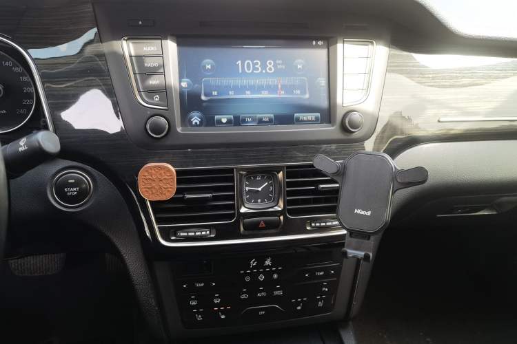 Used Hongqi H7 2018 2.0T Elite Edition Audio And AC Panel