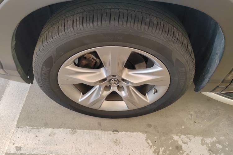 Used Toyota Highlander 2018 2.0T Two-Wheel Drive Luxury Edition 7 Seats China VI Standard Left Front Wheel Hub