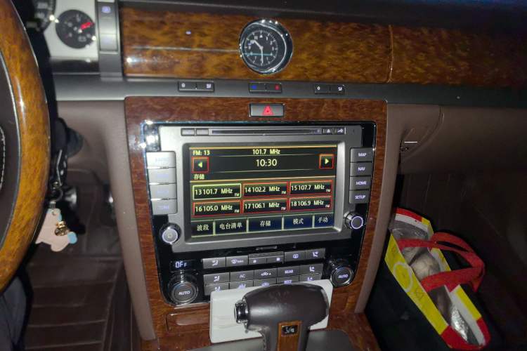 Used Volkswagen Phaeton 2011 3.6L V6 5-Seater Extended Business Edition Audio And AC Panel