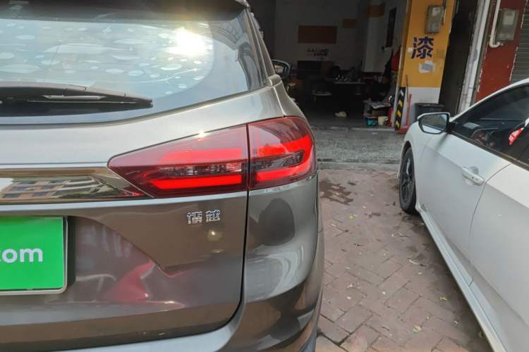 Used Geely Auto Emgrand X7 Sport 2020 1.8TD DCT Two-Wheel Drive Smart Connect 4G-Enabled Version
