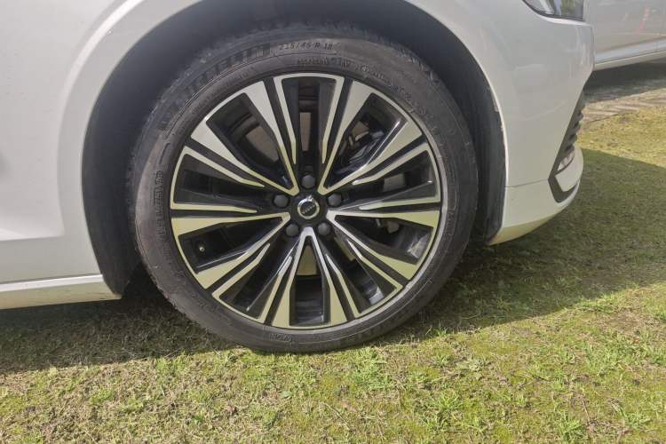 Used Volvo S60 New Energy 2024 T8 All-Wheel Drive Long-Range Zhiyi Luxury Edition
