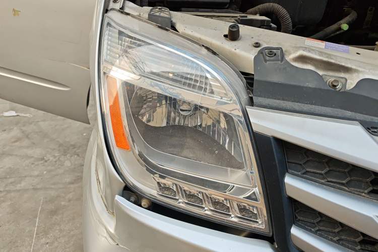 Used SAIC MAXUS Xintu V80 2018 2.5T 6-Speed Manual Aowentong Long-Wheelbase Mid-Roof 7/10-Seater