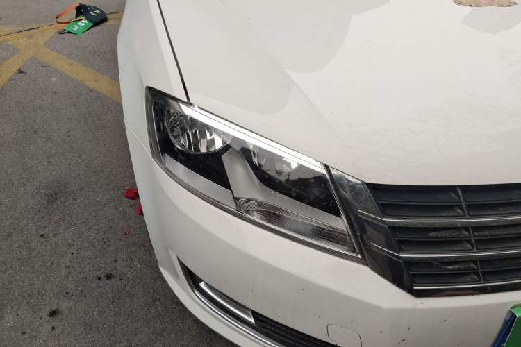 Used Volkswagen Gran Lavida 2013 1.6L Automatic Comfort Model Right Front Headlight