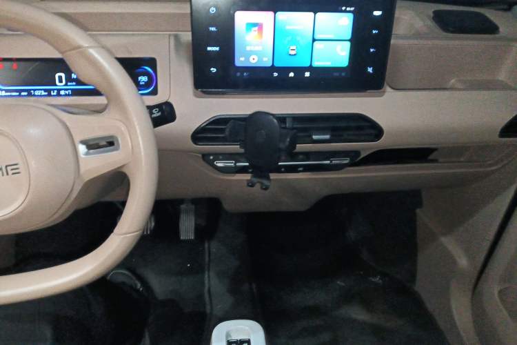 Used Geely Galaxy Panda 2023 Panda Mini 200km Endurance Bear Audio And AC Panel