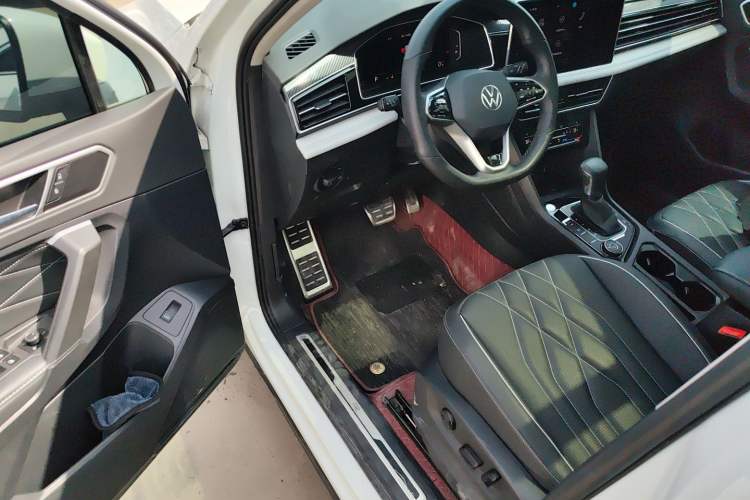 Used Volkswagen Tiguan L 2023 Facelifted 380TSI Automatic All-Wheel Drive R-Line Plus Version 7-Seater Driver Seat