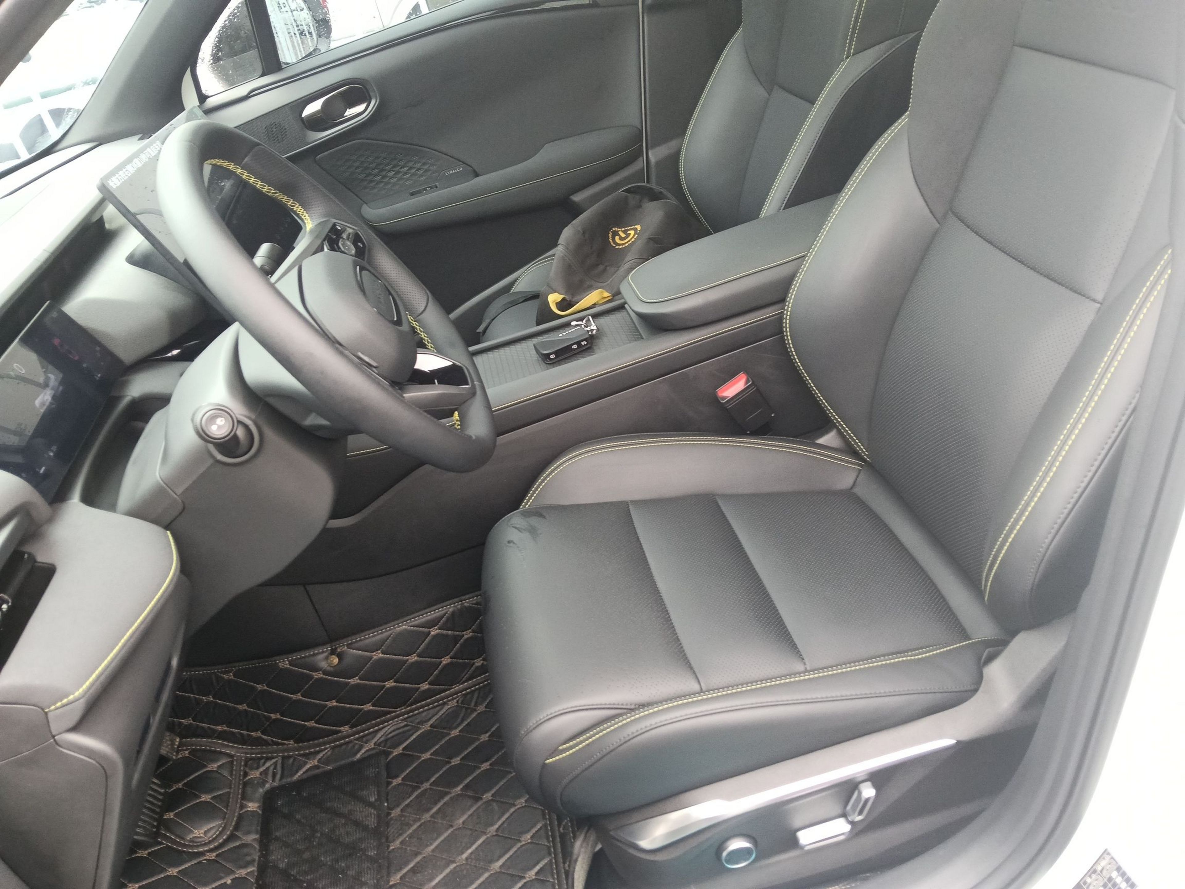 Переднее сиденье в автомобиле