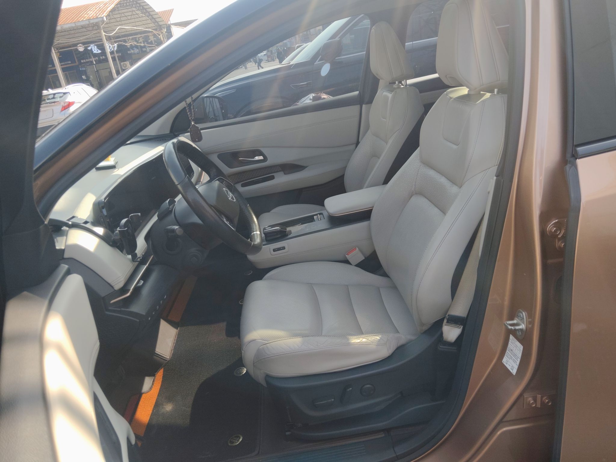 المقاعد الأمامية داخل السيارة