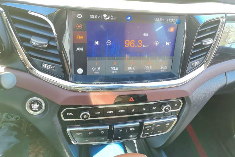 Used GAC Trumpchi GS8 2017 320T Two-Wheel Drive Luxury Smart Connectivity Version (7 Seats) Audio And AC Panel