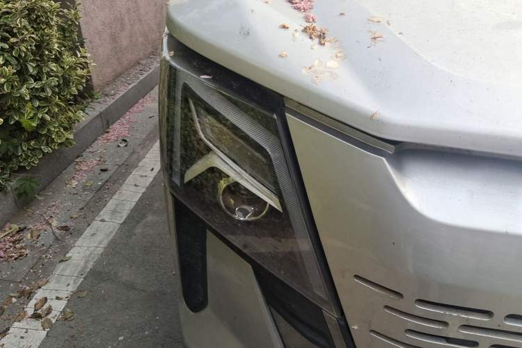 Used Dongfeng Yufeng 2023 V9+ 2.3T Manual Front-Drive Van Long Wheelbase High Roof 3-Seater
