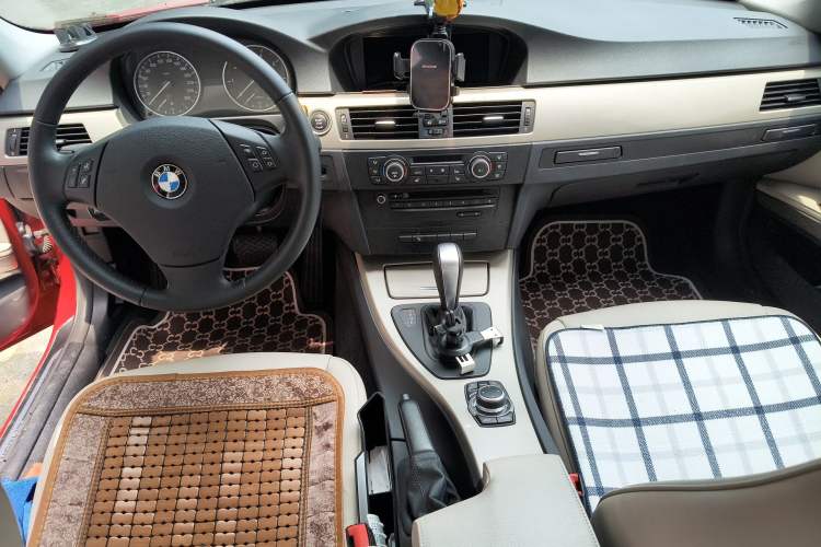 Used BMW 3 Series 2011 320i Luxury Edition Center Console