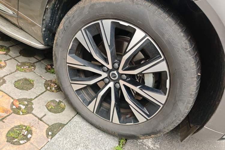 Used Volvo XC60 2023 B5 4x4 Smart Luxury Edition Right Front Wheel Hub