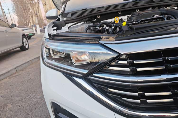 Used Volkswagen Sagitar 2025 300TSI DSG Excellence Edition Right Front Headlight