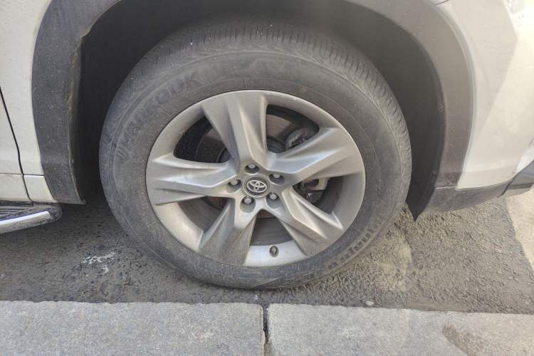 Used Toyota Highlander 2021 2.0T Four-Wheel Drive Luxury Edition 7 Seats Right Front Wheel Hub