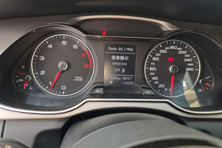 Used Audi A4L 2013 35 TFSI Automatic Standard Model Odometer Close Up