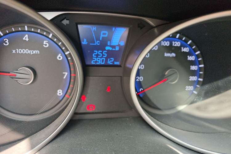 Used Hyundai ix35 2013 2.0L Automatic Two-Wheel Drive Smart GLS China IV Standard Odometer Close Up