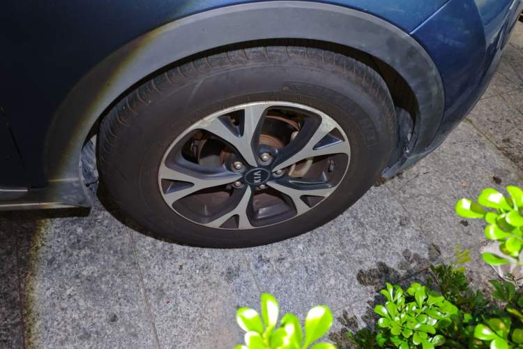 Used Kia KX3 2015 1.6L Automatic Two-Wheel Drive DLX Right Front Wheel Hub