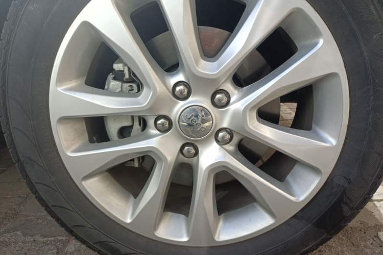 Used Jeep Grand Cherokee 2017 3.6L Elite Navigation Edition Right Front Wheel Hub