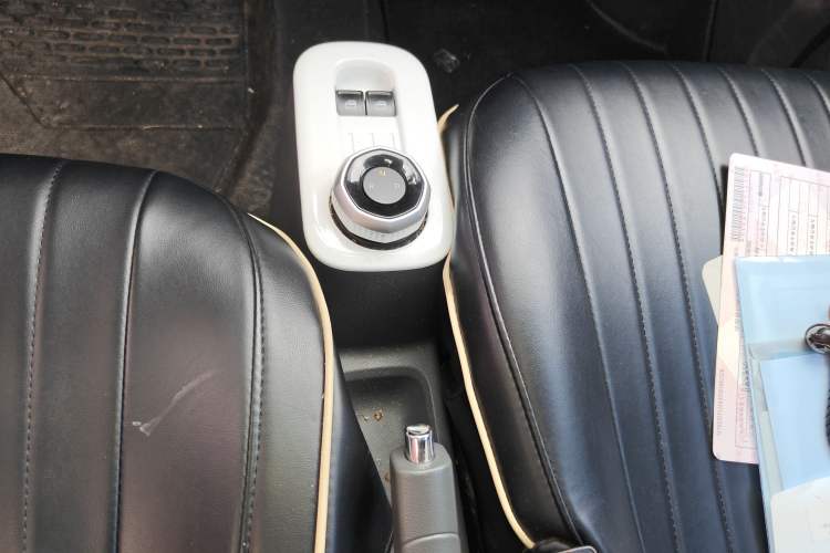 Used Geely Galaxy Panda 2023 Panda Mini 200km Endurance Bear Gear Lever