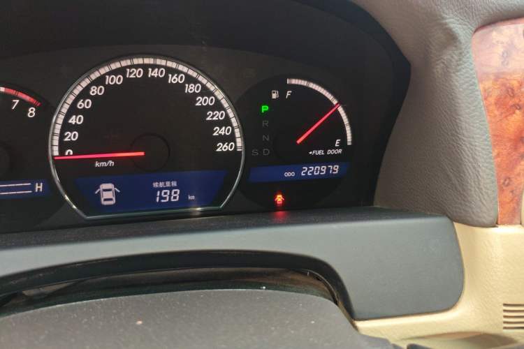 Used Toyota Crown 2007 3.0L Royal Saloon Navigation Odometer Close Up