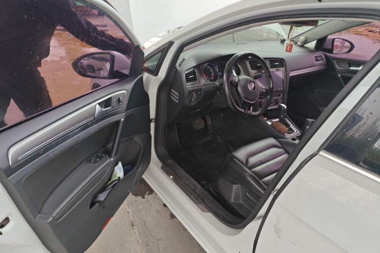 Used Volkswagen Golf 2016 230TSI Automatic Luxury Version
