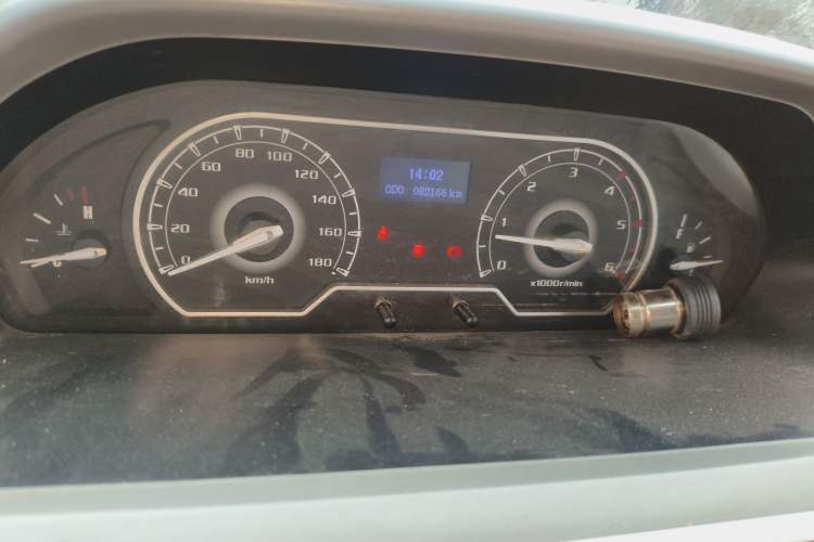 Used SAIC MAXUS Xintu V80 2019 2.5T Classic Model 6-Speed Manual Aotong Long Wheelbase Mid-Height 7-Seater