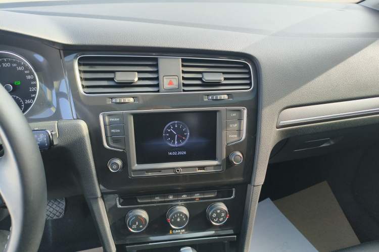 Used Volkswagen Golf 2017 1.6L Automatic Comfort Million-Vehicle Anniversary Edition Audio And AC Panel