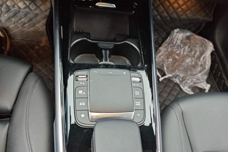 Used Mercedes-Benz GLB 2023 Refreshed GLB 200 Dynamic Edition Gear Lever