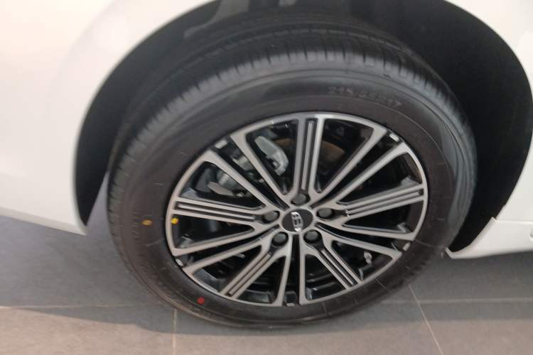 Used Geely Auto Preface 2026 Model Oriental Yao 1.5TD Fuyao Edition Right Rear Wheel Hub