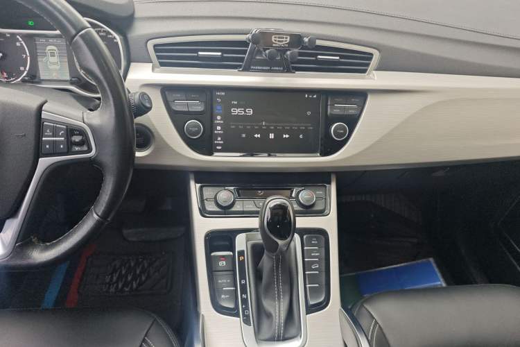 Used Geely Auto Emgrand X7 Sport 2018 1.8TD Automatic Two-Wheel Drive Zhiya Model Audio And AC Panel