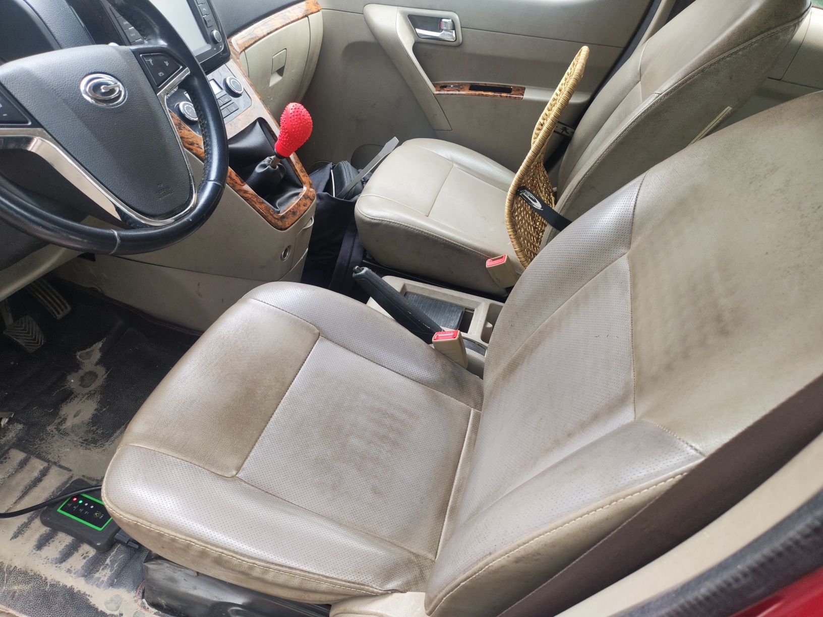 المقاعد الأمامية داخل السيارة