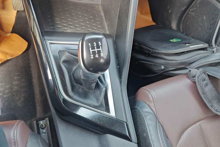 Used CHANGAN CS15 2019 1.5L Manual Entry-Level Version China VI Standard Gear Lever