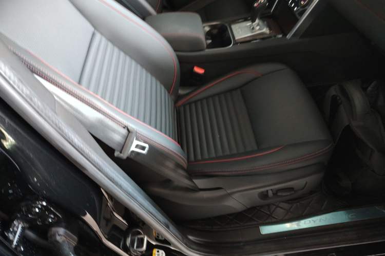 Used Land Rover Discovery Sport New Energy 2022 Facelifted P300e Plug-in Hybrid Electric Version Right Front Seat