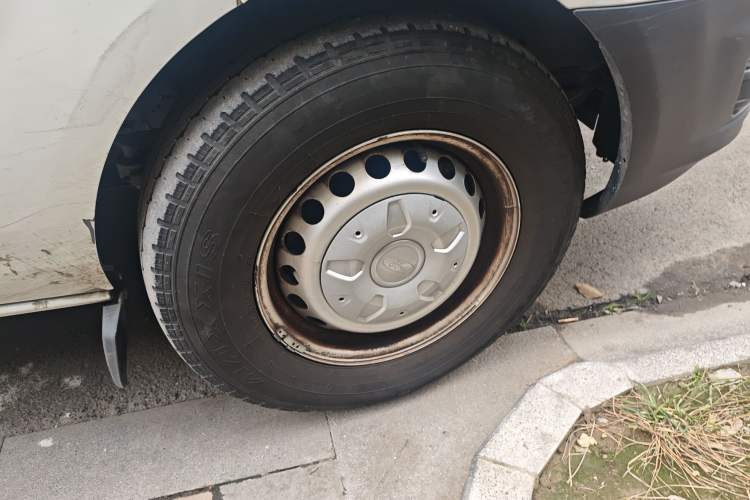 Used Ford Transit 2020 2.0T Diesel Multi-Function Commercial Vehicle Mid-Chassis Low-Roof Design with Dual Rear Doors Meeting China VI Emission Standards
