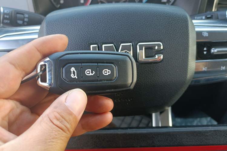 Used JMC Fushun 2023 2.0T Automatic Mid-Drive High-Roof Commercial Van Transport Vehicle with 2/3 Seats
