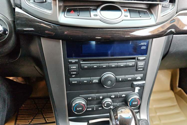 Used Chevrolet Captiva 2017 2.4L Two-Wheel Drive Urban Version 7 Seats Audio And AC Panel