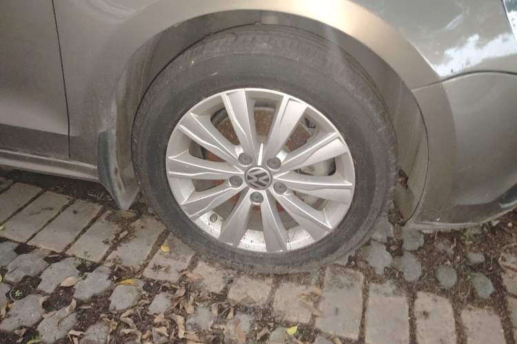 Used Volkswagen Sagitar 2014 1.4TSI Automatic Luxury Model Right Front Wheel Hub