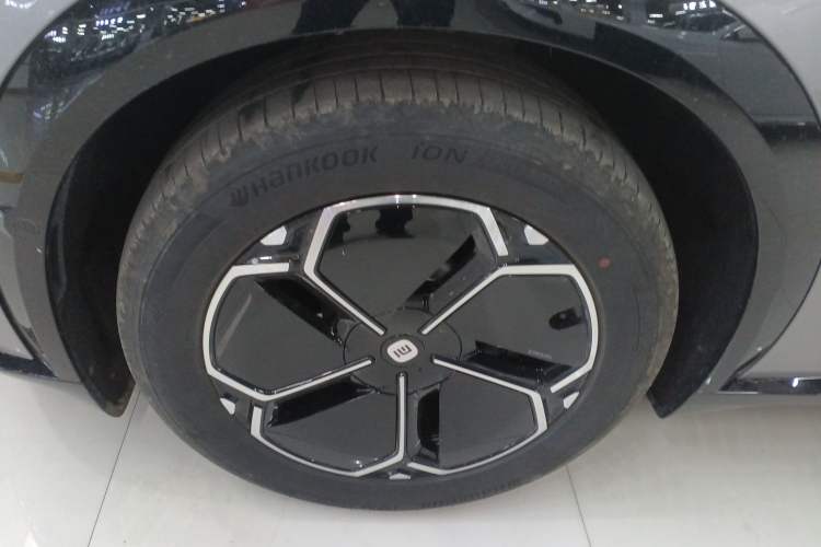 Used Xiaomi Auto YU7 2025 Ultra-Long Range Rear-Wheel Drive Version Left Front Wheel Hub