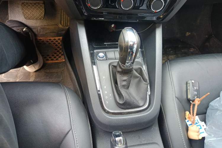 Used Volkswagen Sagitar 2018 1.6L Automatic Comfort Model Gear Lever