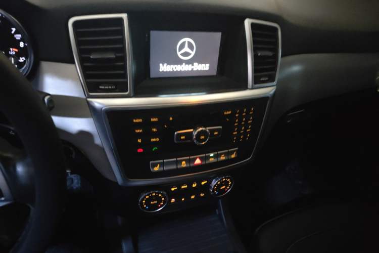 Used Mercedes-Benz M-Class 2015 ML 320 4MATIC Audio And AC Panel