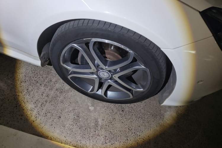 Used Mercedes-Benz E-Class 2014 E 200 Coupe Right Front Wheel Hub