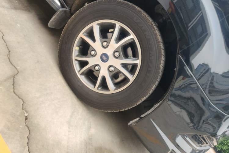 Used Juntian Black Warrior Youth 2025 2.0T Gasoline Top-of-the-Line Version Right Front Wheel Hub