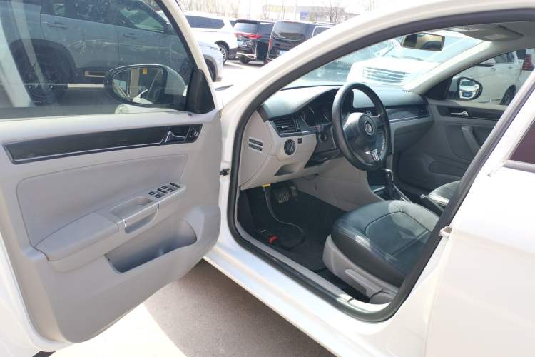 Used Volkswagen Bora 2014 1.6L Automatic Fashion Model Driver Seat