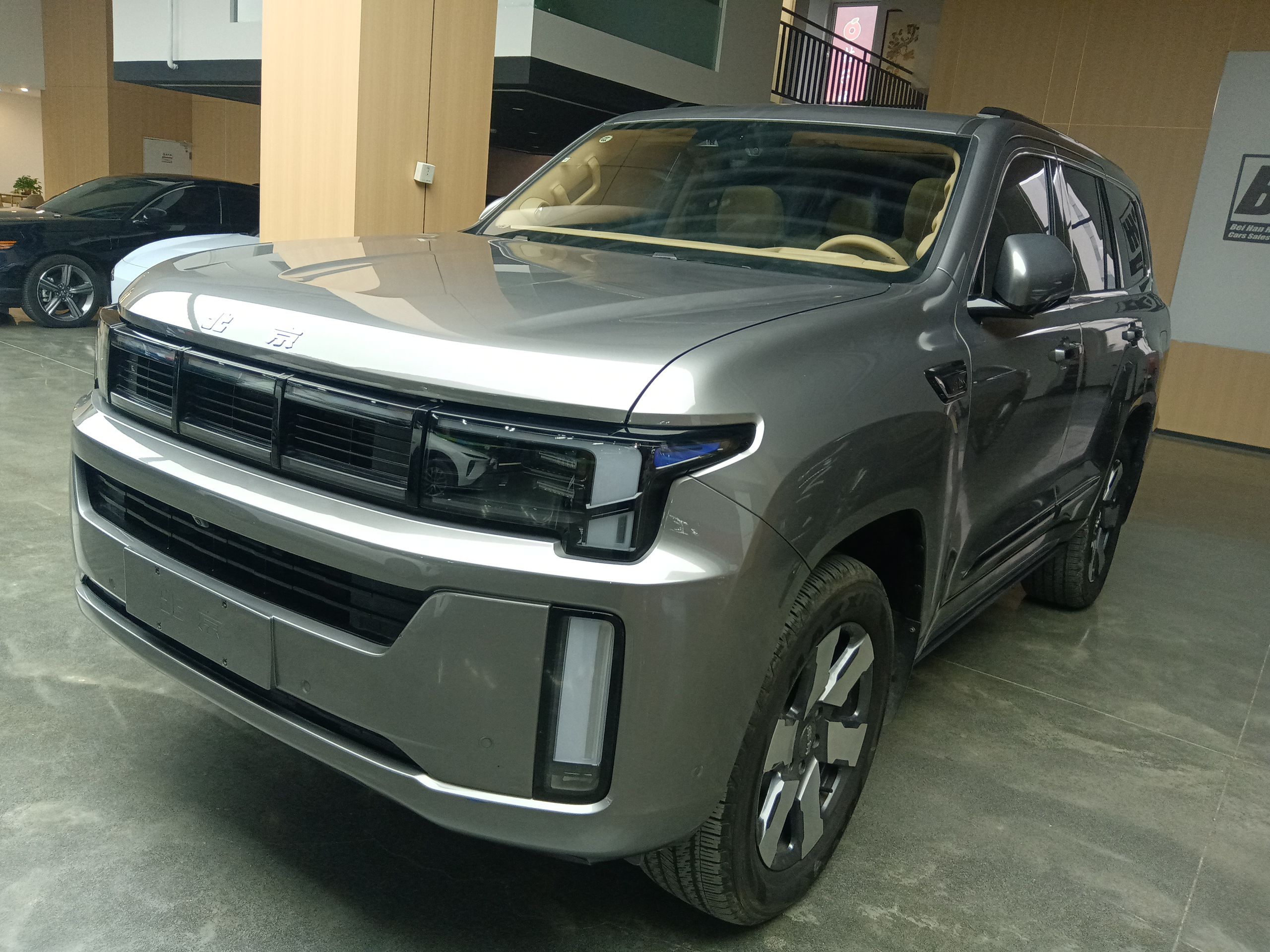 تحت مقدمة السيارة