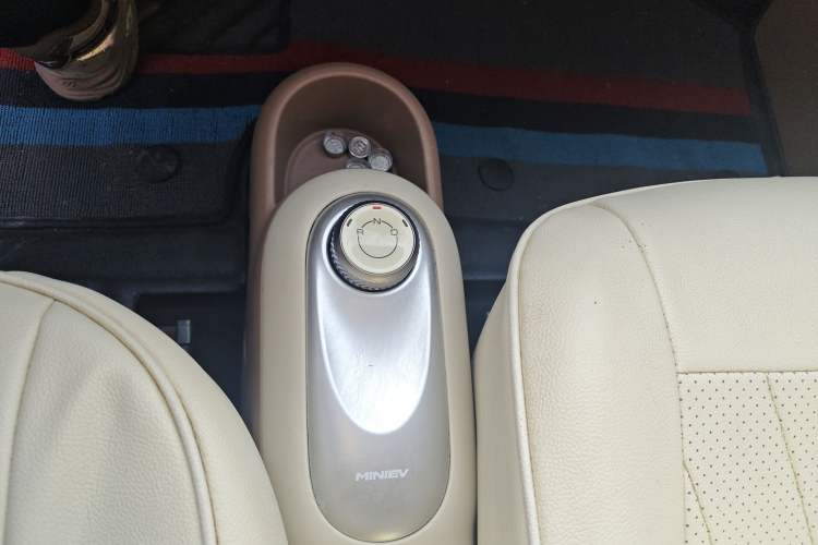 Used Wuling Hongguang MINIEV 2025 Four-Door Version Advanced Edition Gear Lever