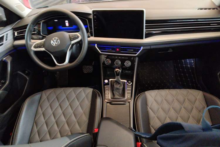 Used Volkswagen Sagitar 2023 300TSI DSG Excellence Edition Center Console