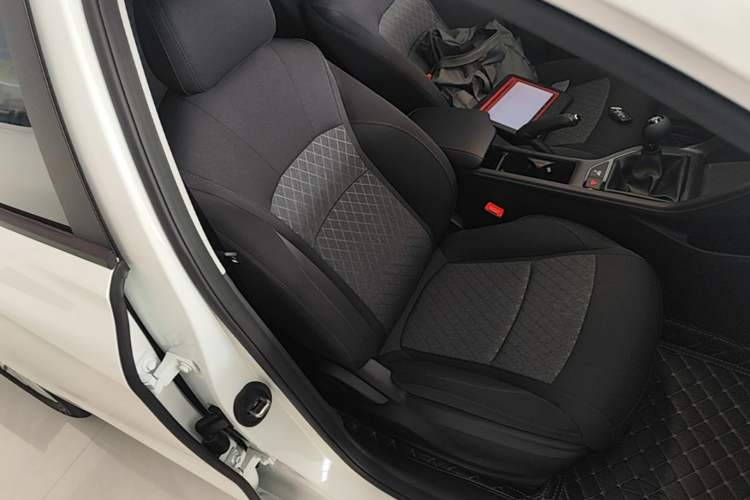 Used Roewe i5 2026 Model 1.5L Manual Comfort Version