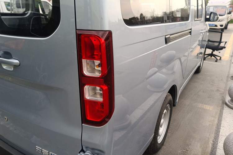 Used Wuling Yangguang 2024 300KM Comfort Version Passenger Van 75kW Exterior 3